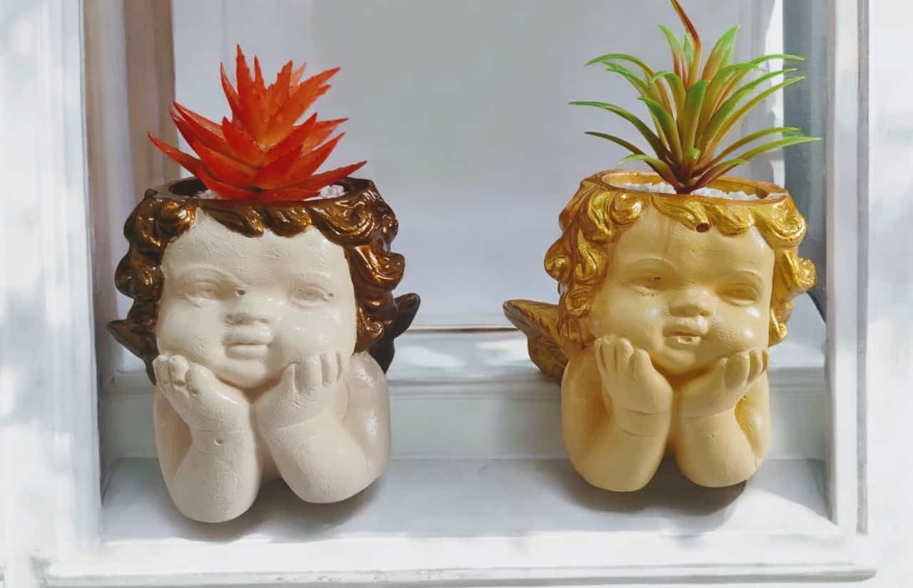 Vasinhos em gesso em formato de anjinho, com suculentas