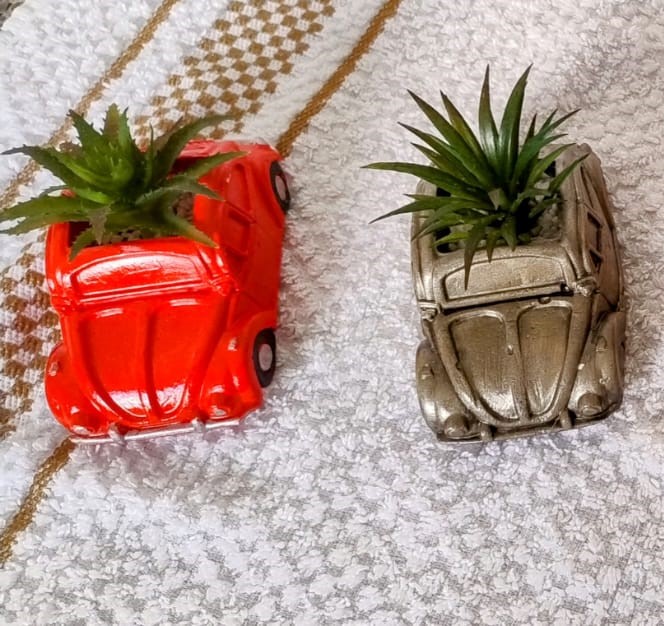 Vasinhos em gesso em formato de fusca, com suculentas