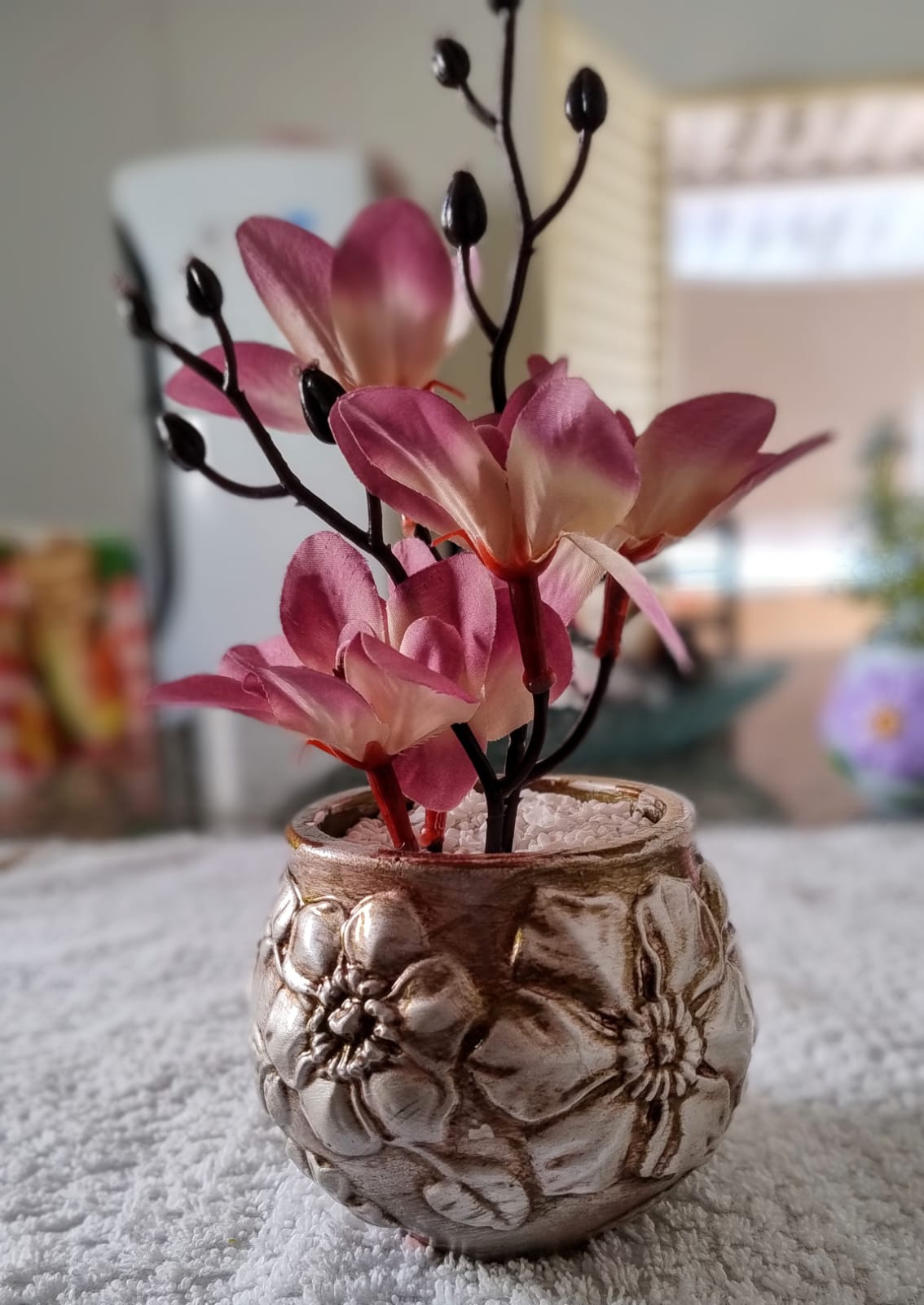 Vasinho decorativo em gesso com flores rosê